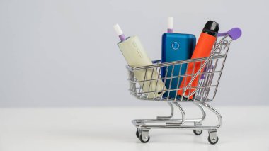 Elektronik sigara ve tek kullanımlık bir tüp. Tütün ısıtma sistemleri ve buharlaştırıcı