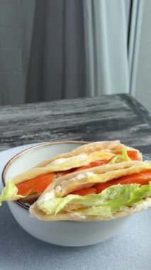 Kafe masasında ev yapımı somon balığı çevirmeleri.