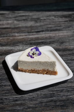cheesecake beyaz bir plaka üzerinde bir parça