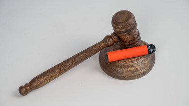 Yargıç tokmak ve e-sigara. Sigara yasağı. Tütün ısıtma sistemleri