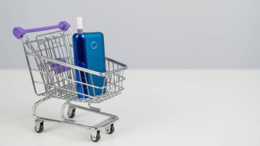 Alışveriş arabasında elektronik sigara. Tütün ısıtma sistemi