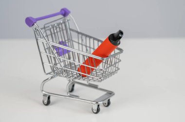 Müşteri arabasında tek kullanımlık bir tüp.