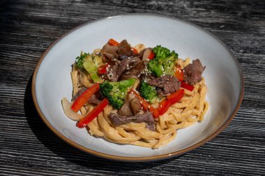 Biftek ve brokoli ile makarna manzarası