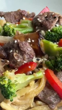 Biftek ve brokoli ile makarna manzarası