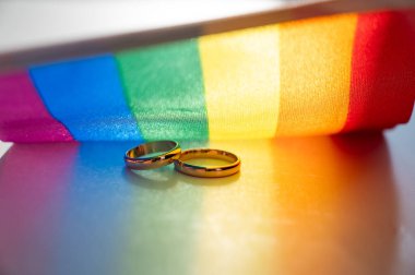 Alyanslar ve gökkuşağı ışığı