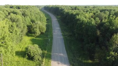 Yazın ağaçlık bir bölgenin yukarıdan görünüşü