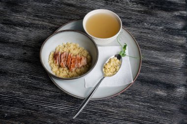 Tahta masada erişteli tavuk suyu çorbası.