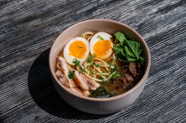 Kafede ahşap masada Ramen çorbası.