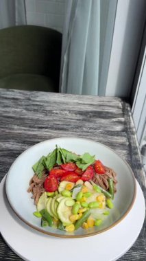 Sebzeli karabuğday eriştesi tabağının üst görüntüsü.