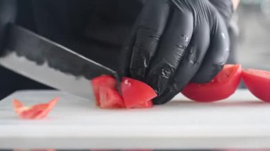 Kafedeki şef domatesleri parçalara ayırır.