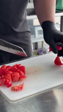 Kafedeki şef domatesleri parçalara ayırır.