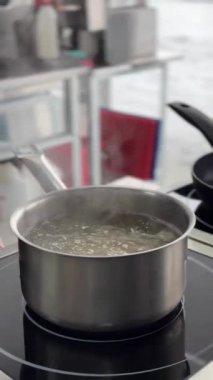 Şef Tencerede Spagetti Pişiriyor. Zaman Uygulaması