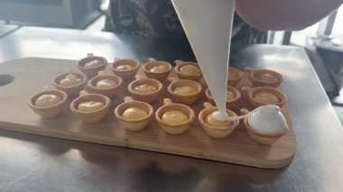 Şef kremalı tart hazırlıyor.