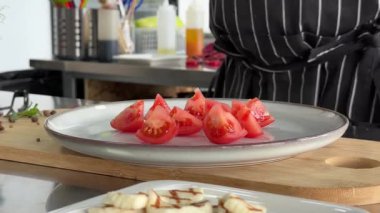 Şef salatayı hazırlar.