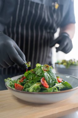 Şef salata hazırlar
