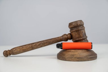 Yargıç tokmak ve e-sigara. Sigara yasağı. Tütün ısıtma sistemleri