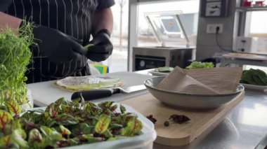 Şef otlu bir yassı ekmek hazırlar. Zaman Uygulaması