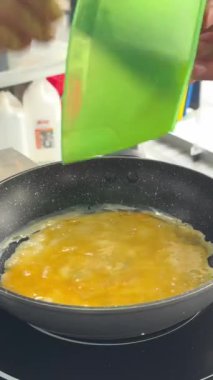 Aşçı krep hazırlıyor.