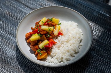 Teriyaki soslu ananaslı tavuk ve kızarmış pirinç.