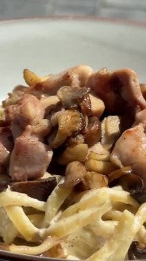 Bir tabak tavuk ve mantarlı makarna.