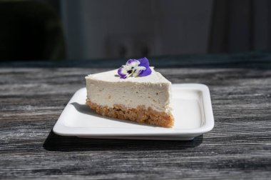 cheesecake beyaz bir plaka üzerinde bir parça