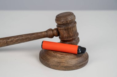 Yargıç tokmak ve e-sigara. Sigara yasağı. Tütün ısıtma sistemleri