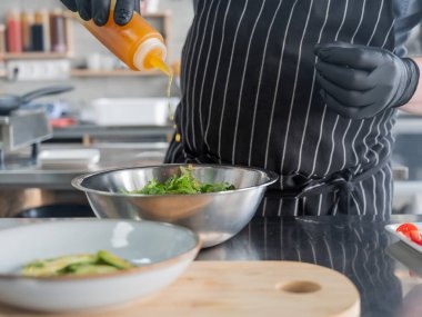 Şef salata hazırlar