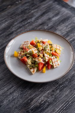 Peynirli ve portakallı salata.