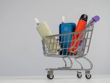 Elektronik sigara ve tek kullanımlık bir tüp. Tütün ısıtma sistemleri ve buharlaştırıcı