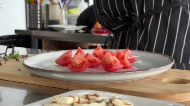 Şef salatayı hazırlar.