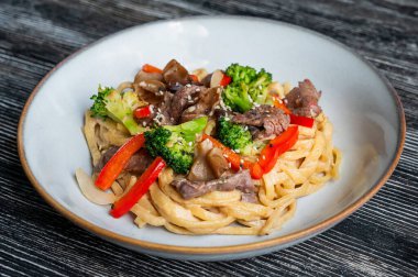 Biftek ve brokoli ile makarna manzarası