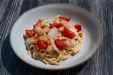 Karides ve domatesli makarna.