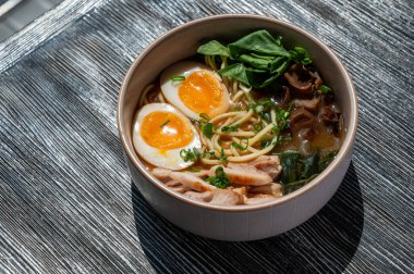 Kafede ahşap masada Ramen çorbası.
