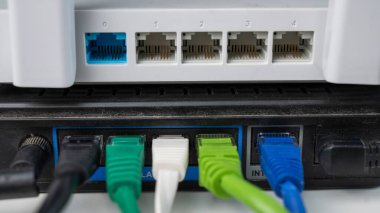 Renkli Ethernet Kabloları Yönlendiriciye Bağlı