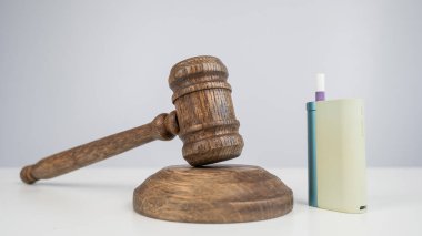 Yargıç tokmak ve e-sigara. Sigara yasağı. Tütün ısıtma sistemleri