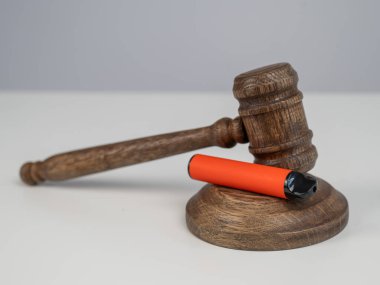 Yargıç tokmak ve e-sigara. Sigara yasağı. Tütün ısıtma sistemleri