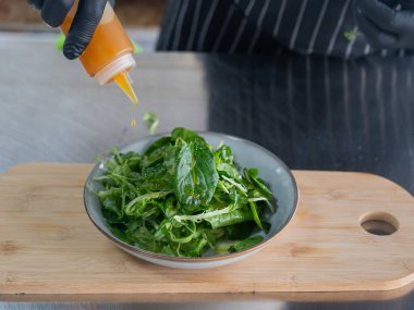 Şef salata hazırlar