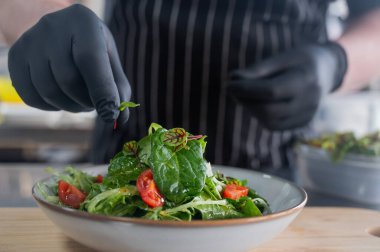 Şef salata hazırlar