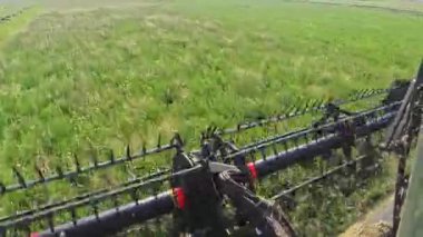 Hasat sırasında bir kombinasyon makarasının yakın çekimi