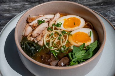 Kafede ahşap masada Ramen çorbası.