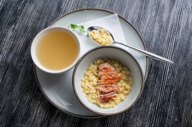 Tahta masada erişteli tavuk suyu çorbası.