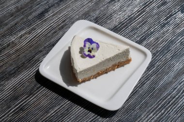 cheesecake beyaz bir plaka üzerinde bir parça