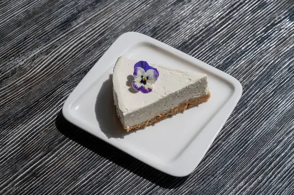cheesecake beyaz bir plaka üzerinde bir parça