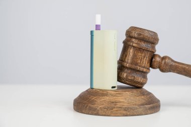 Yargıç tokmak ve e-sigara. Sigara yasağı. Tütün ısıtma sistemleri