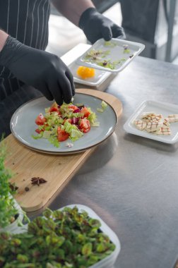 Şef salatayı hazırlar.