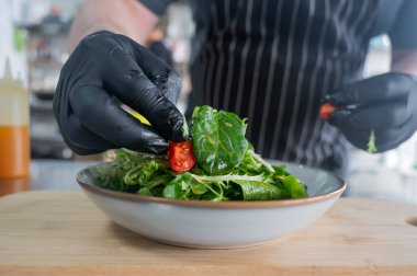 Şef salata hazırlar