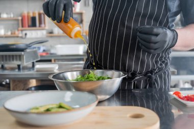 Şef salata hazırlar