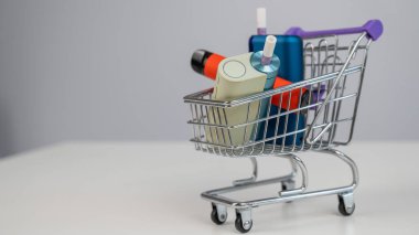 Elektronik sigara ve tek kullanımlık bir tüp. Tütün ısıtma sistemleri ve buharlaştırıcı