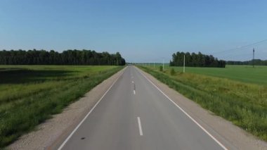 Yazın ağaçlık bir bölgenin yukarıdan görünüşü