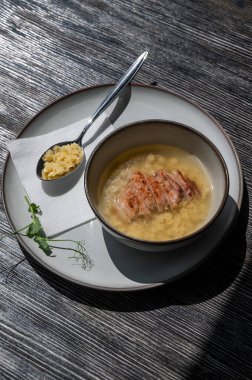 Tahta masada erişteli tavuk suyu çorbası.
